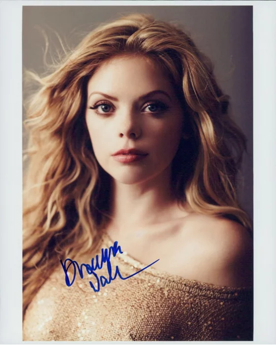Dreama Walker autograph