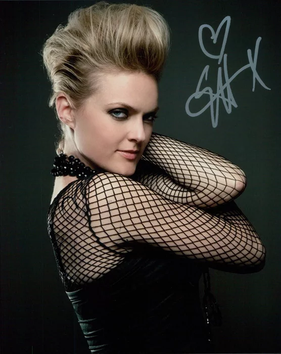 Elaine Hendrix autograph