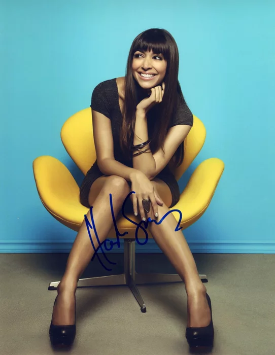 Hannah Simone autograph