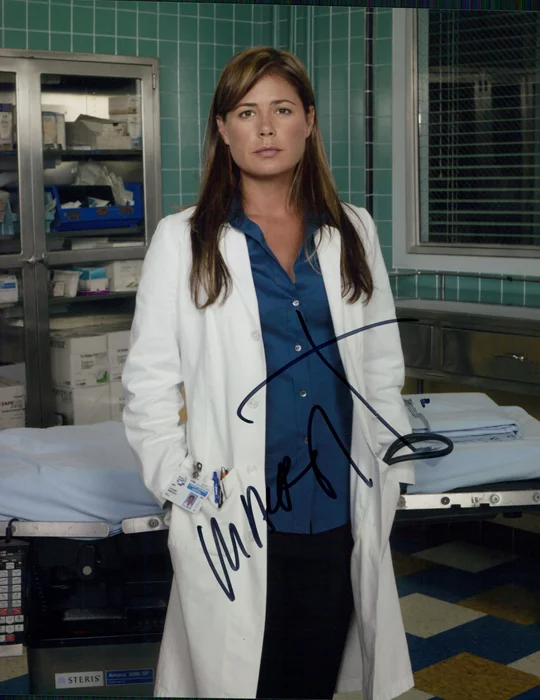 Maura Tierney autograph