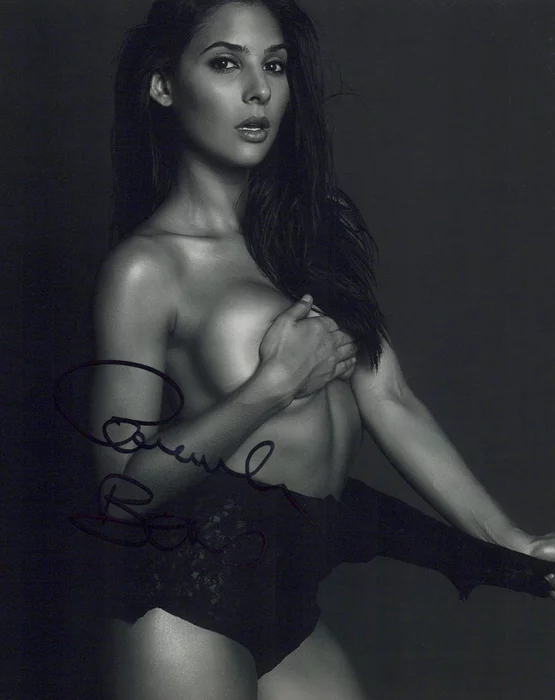 Camila Banus autograph