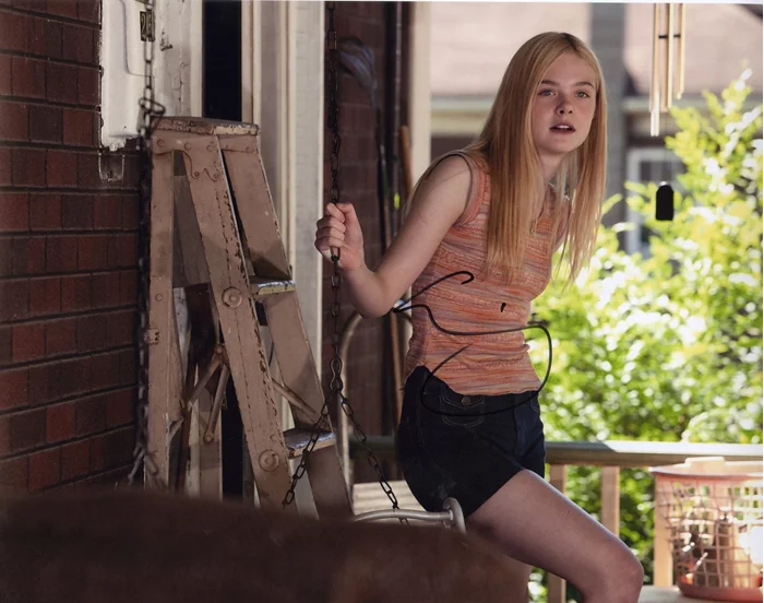 Elle Fanning autograph