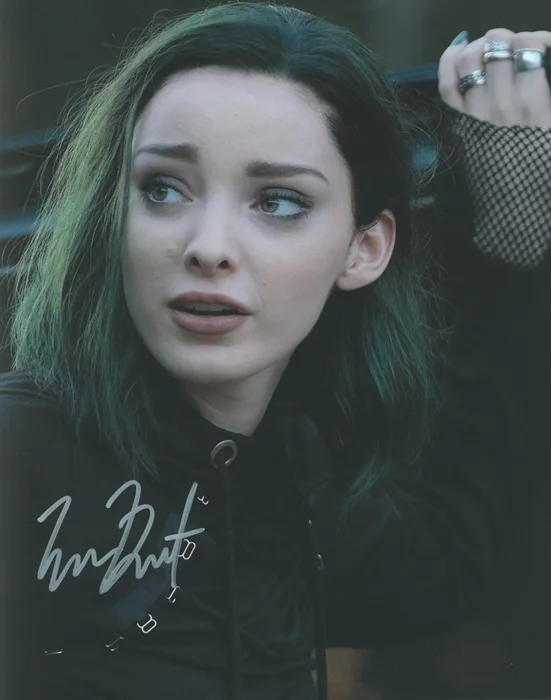 Emma Dumont autograph