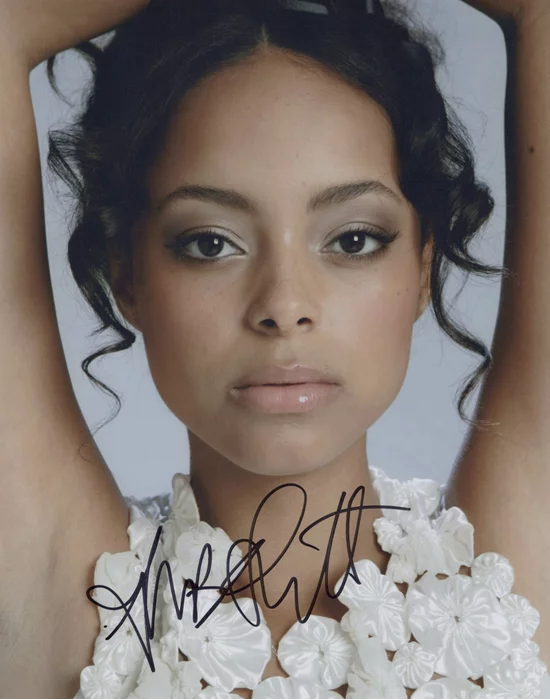 Amber Stevens autograph