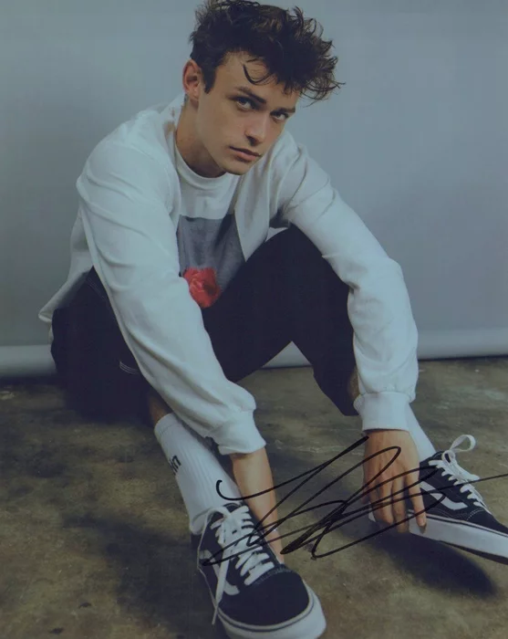 Thomas Doherty autograph