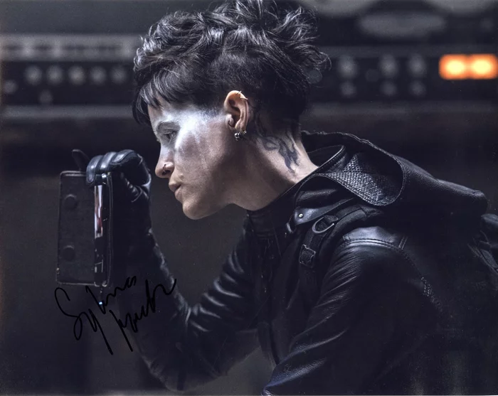 Sylvia Hoeks autograph