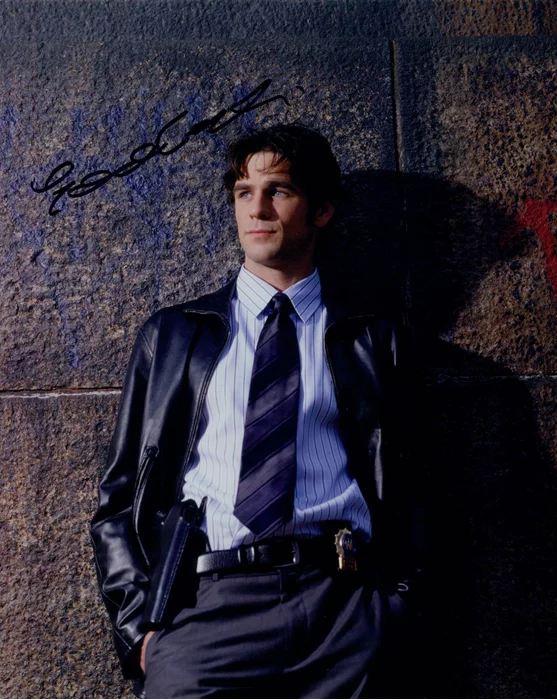 Eddie Cahill autograph