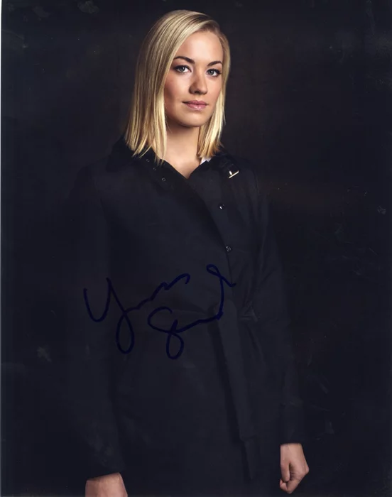 Yvonne Strahovski autograph