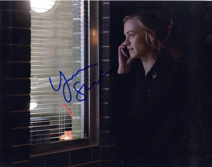 Yvonne Strahovski autograph