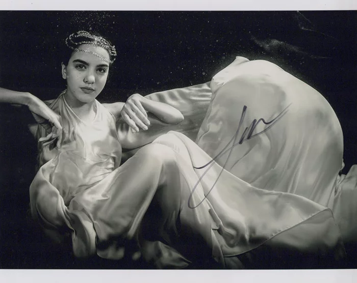 Lilimar Hernandez autograph