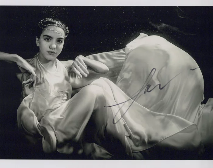 Lilimar Hernandez autograph
