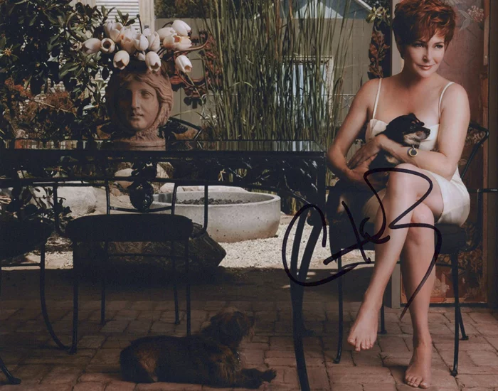 Carolyn Hennesy autograph