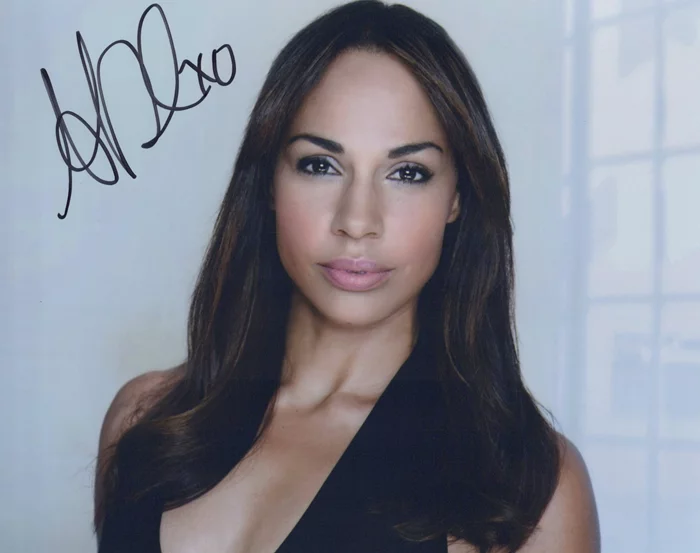 Amanda Brugel autograph