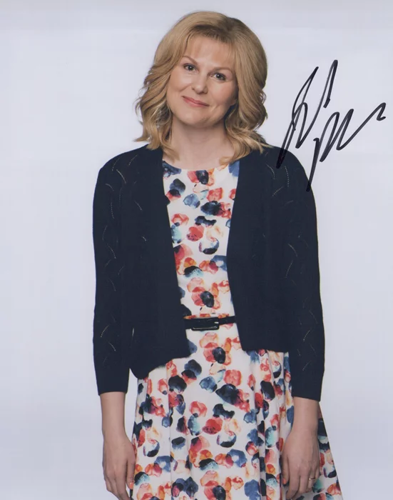Jennifer Robertson autograph