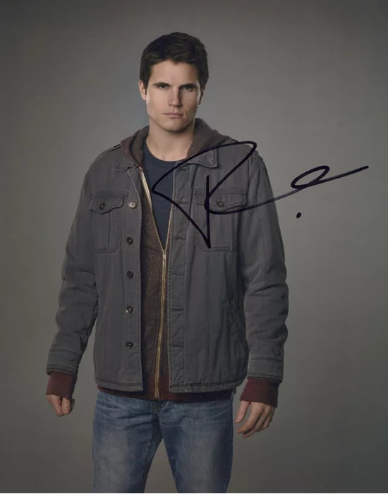 Robbie Amell autograph