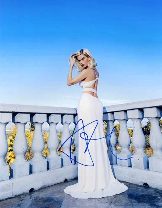 Alice Eve autograph
