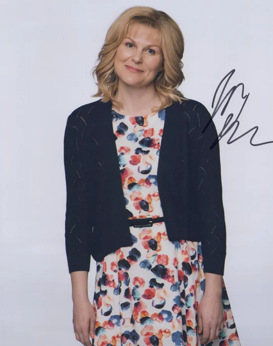 Jennifer Robertson autograph