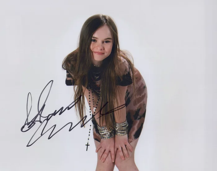 Madeline Carroll autograph