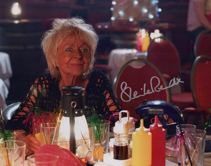 Sheila Reid autograph