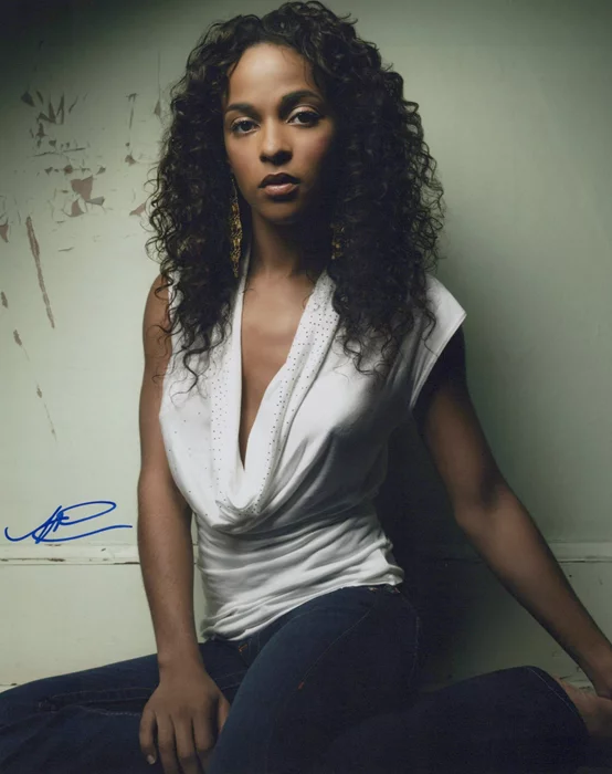 Megalyn Echikunwoke autograph
