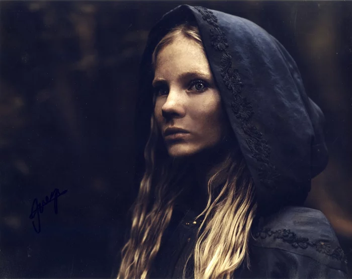  Freya Allan autograph