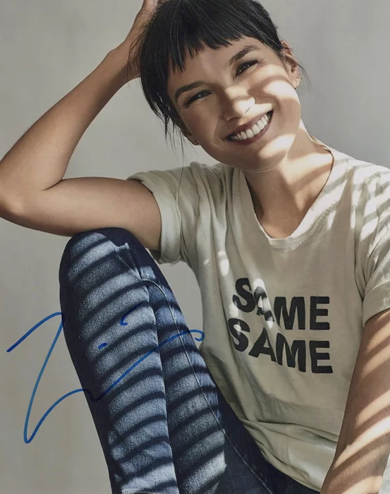 Zoe Chao autograph