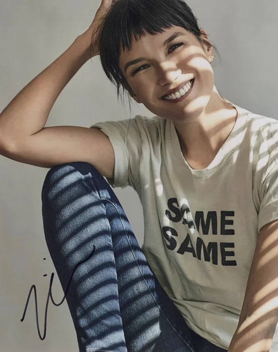 Zoe Chao autograph