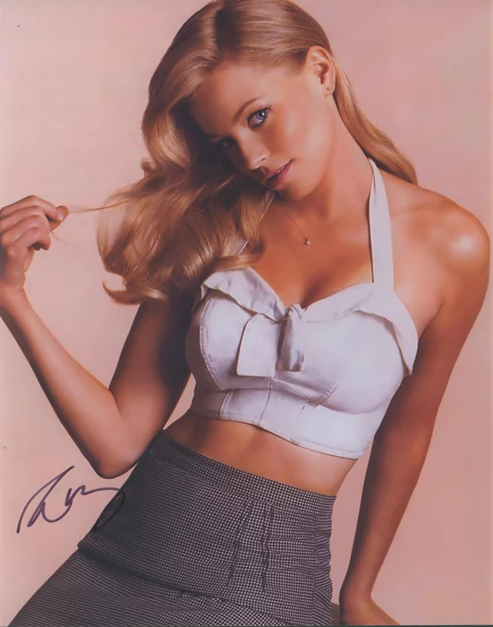 Elizabeth Banks autograph