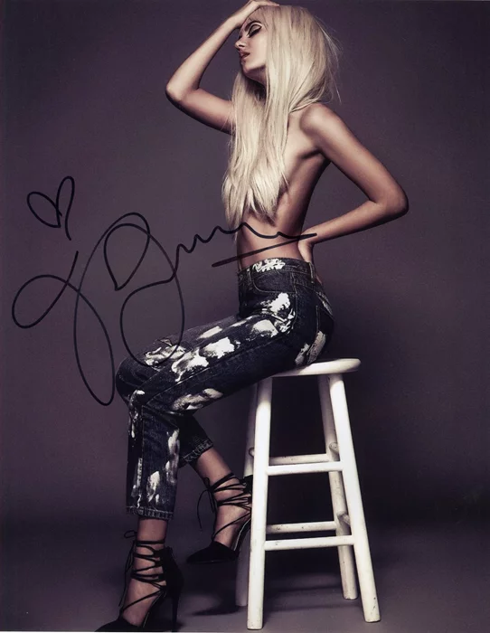 Victoria Justice autograph