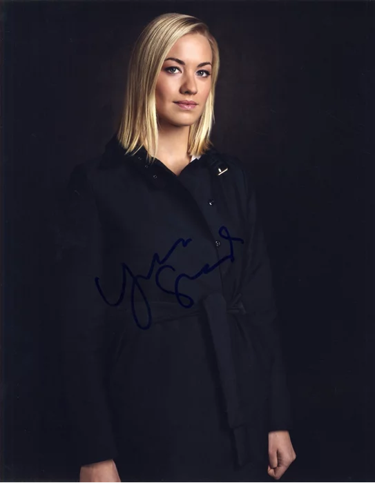 Yvonne Strahovski autograph
