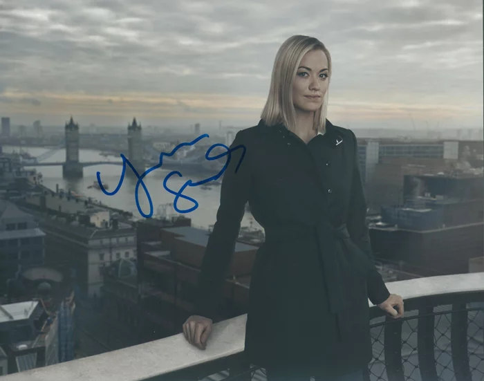 Yvonne Strahovski autograph