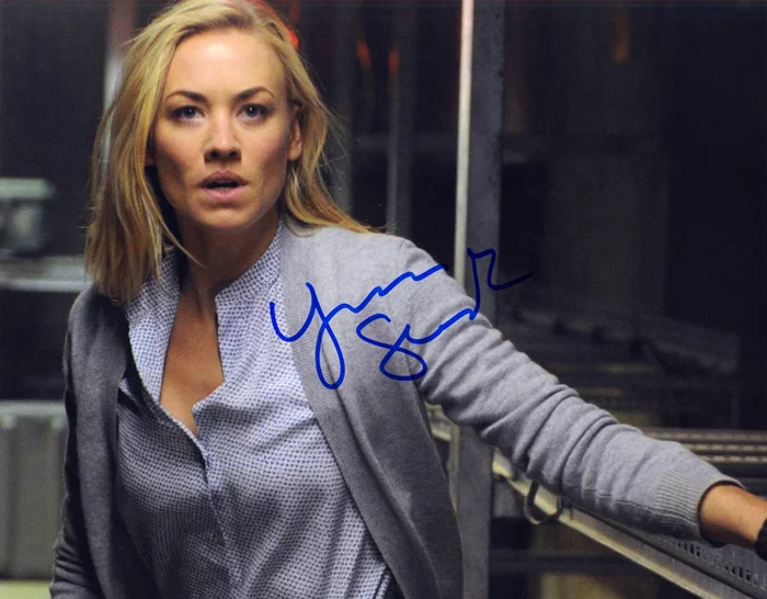 Yvonne Strahovski autograph