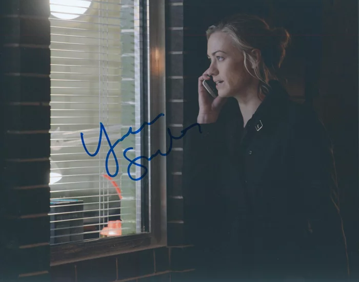 Yvonne Strahovski autograph