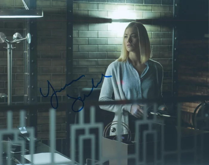 Yvonne Strahovski autograph