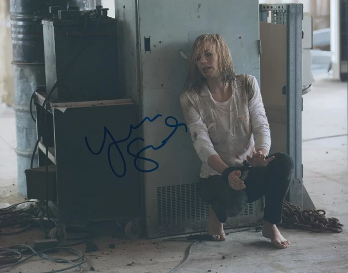 Yvonne Strahovski autograph
