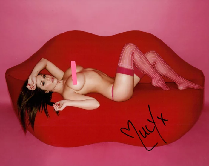 Lucy Pinder autograph