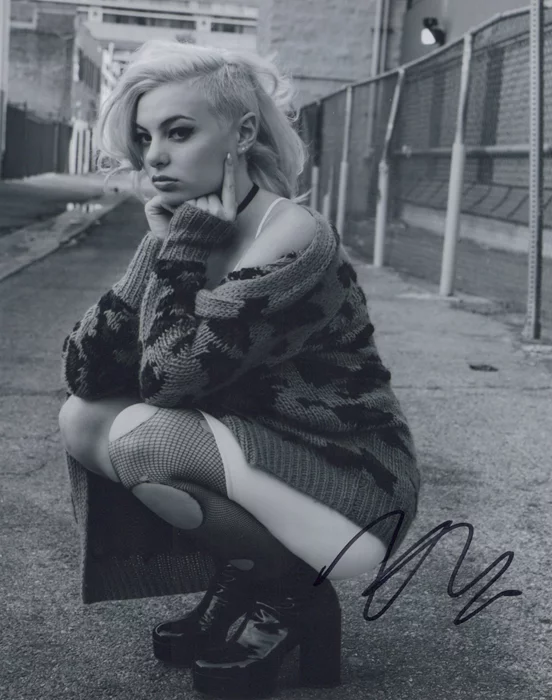 Kaya Stewart autograph