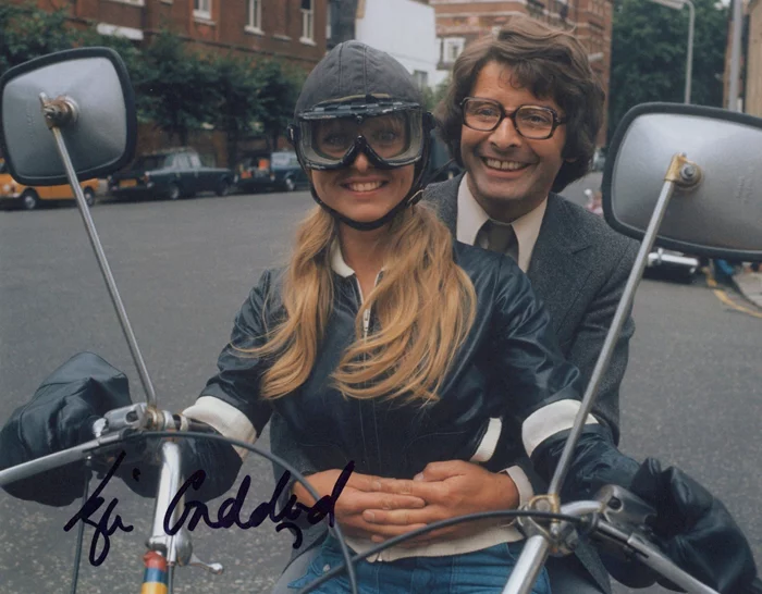 Liza Goddard autograph