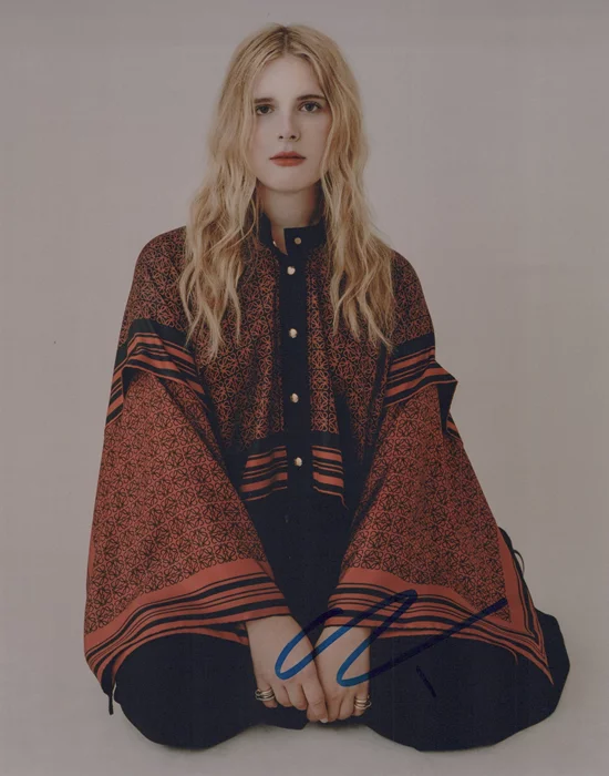 Hari Nef autograph