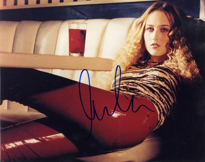 Leelee Sobieski autograph