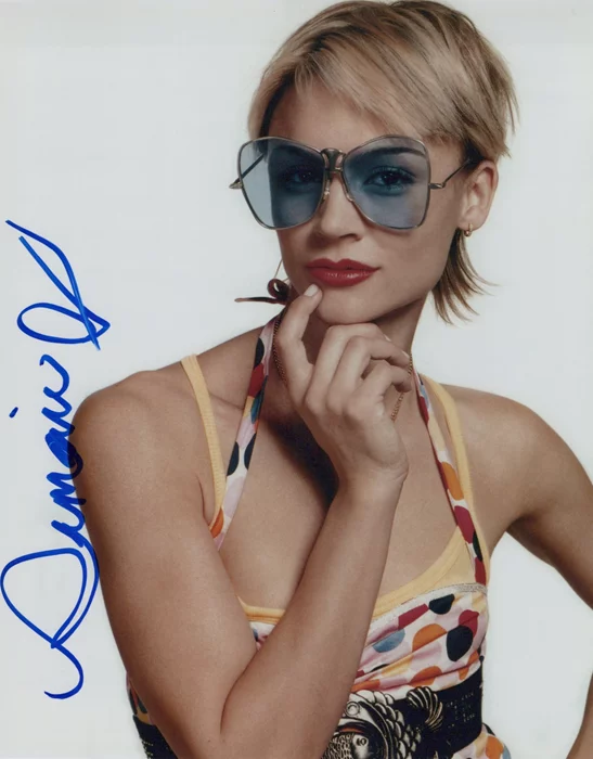 Samaire Armstrong autograph