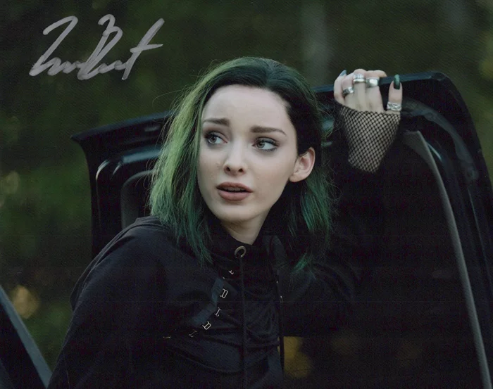 Emma Dumont autograph