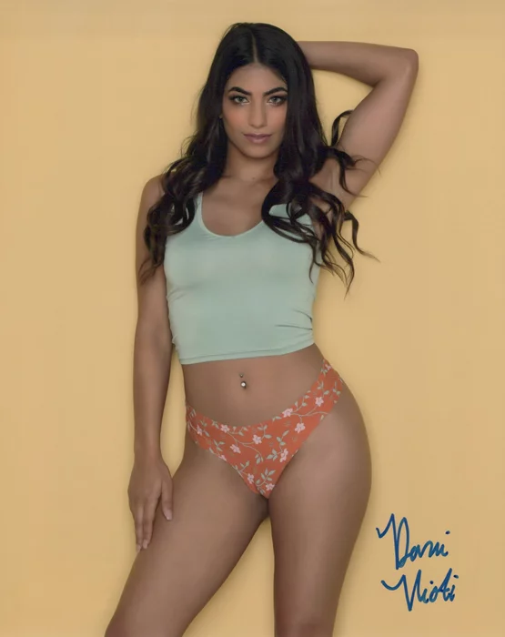 Daniella Vioti autograph