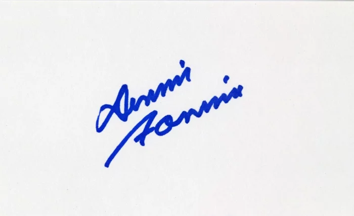 Dennis Farina autograph