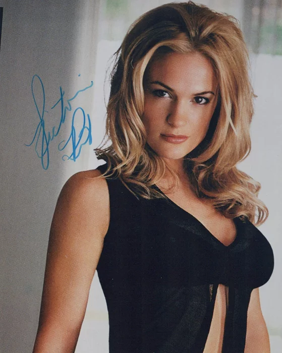 Victoria Pratt autograph