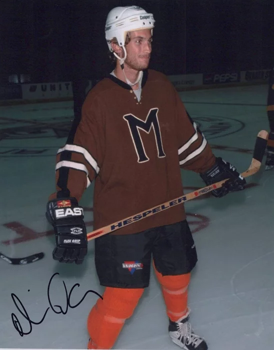 Oliver Hudson autograph