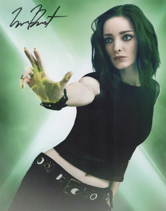 Emma Dumont autograph