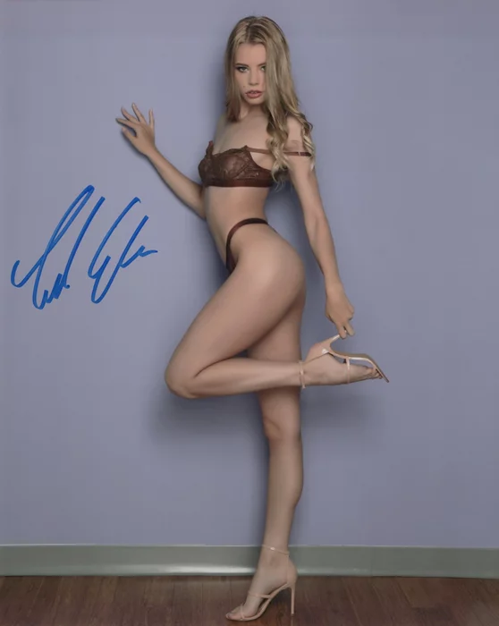 Tabitha Elm autograph