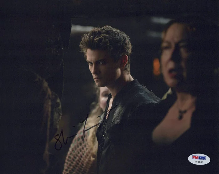 Shiloh Fernandez autograph