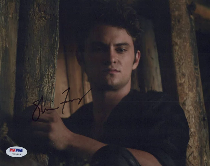 Shiloh Fernandez autograph